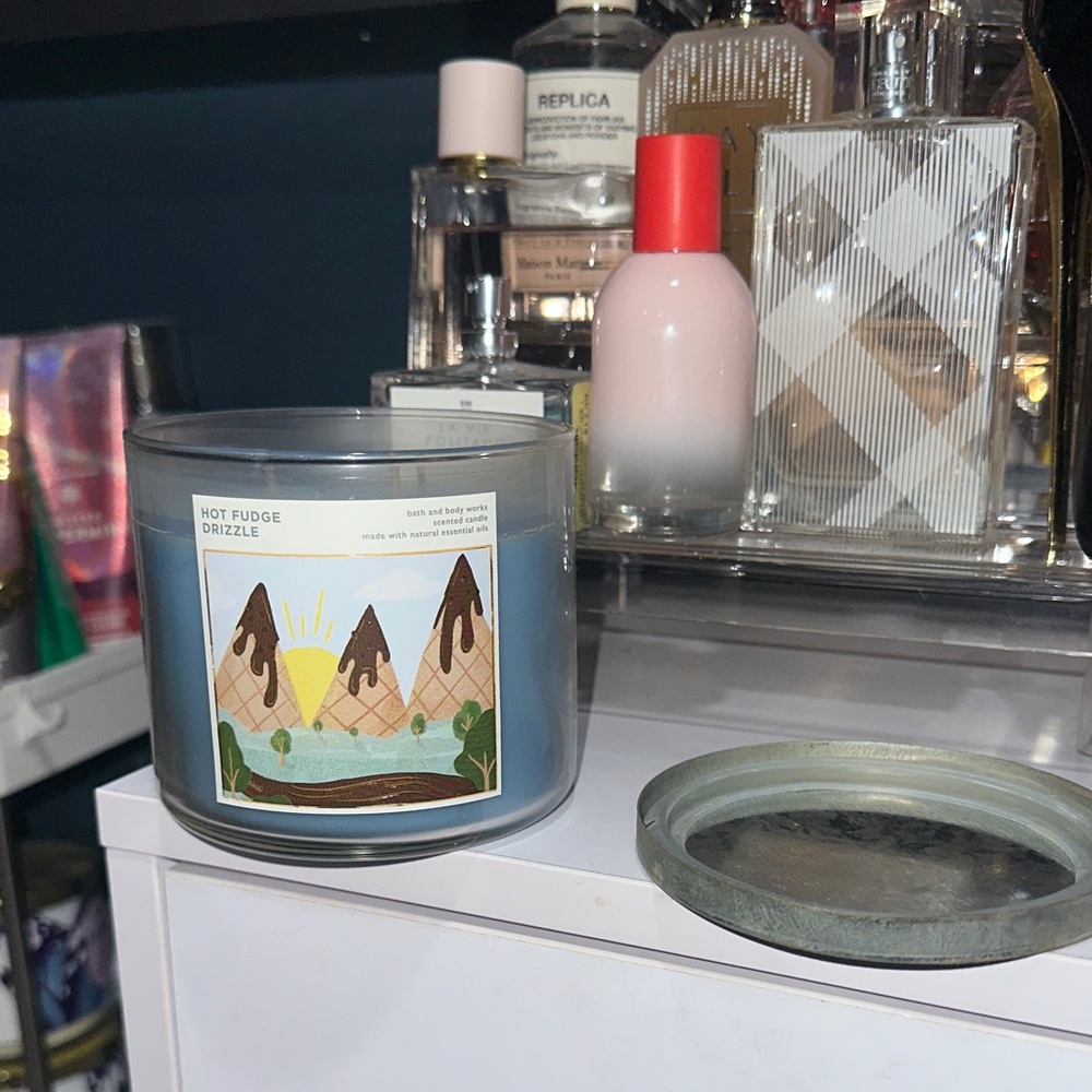 Bath & Body Works Hot Fudge Drizzle Candle - Blue and Brown